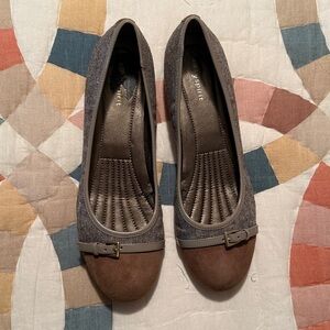 Easy Spirit Two-Tone Gray and Brown Tweed and Suede Flats